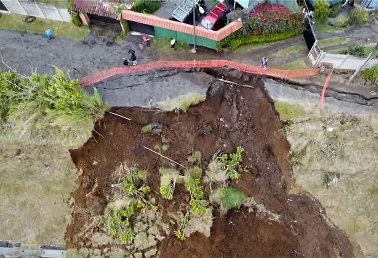 Deslizamiento en Santo Domingo amenaza casas y genera paso regulado en Ruta 32