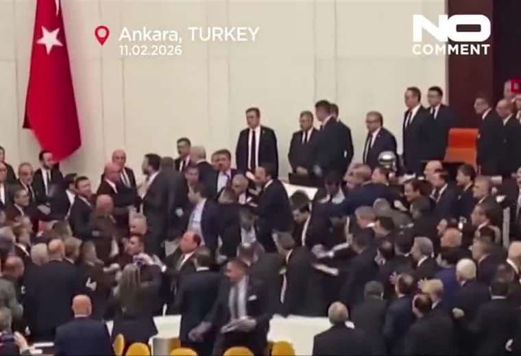 Video: Diputados de Turquía se van a los golpes en pleno parlamento