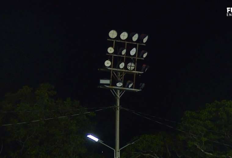 Luz estadio Carlos Alvarado.