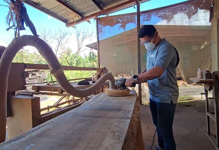 Así fue el día en que Johnny López se convirtió en artesano en la cuna del mueble tico