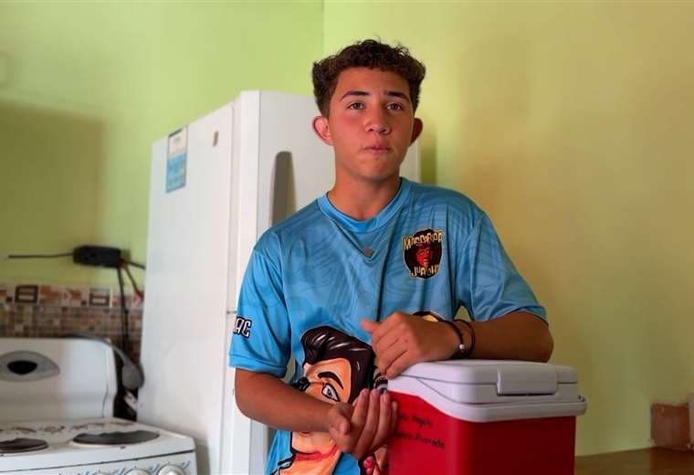 Recorre las calles vendiendo queso para ayudar a su familia y sueña con llegar al OIJ