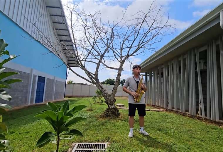 Este joven saxofonista construye su futuro con música y constancia