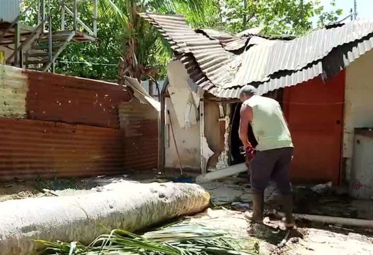 “Segundos de terror”: Pareja con bebé y niño pequeño escapa de tragedia en Esparza