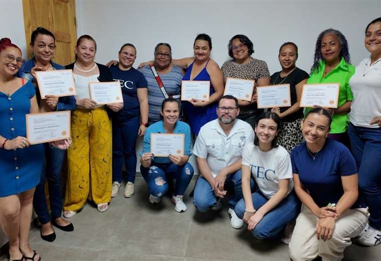 En Limón, un grupo de emprendedoras convierte residuos en joyas y oportunidades