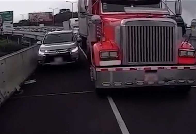 Furgón arrincona vehículo en Circunvalación y todo quedó captado en video