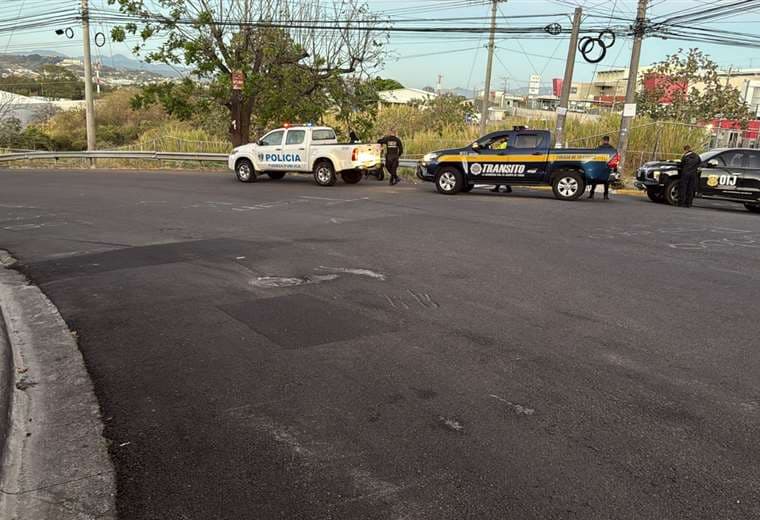 Motociclista muere tras derrapar y chocar contra baranda en Heredia