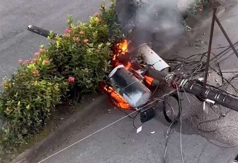 Video muestra cómo bomberos apagan transformador en llamas tras accidente en Limón