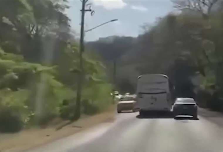 Video: Chofer de bus arriesga vidas de pasajeros con peligrosa maniobra