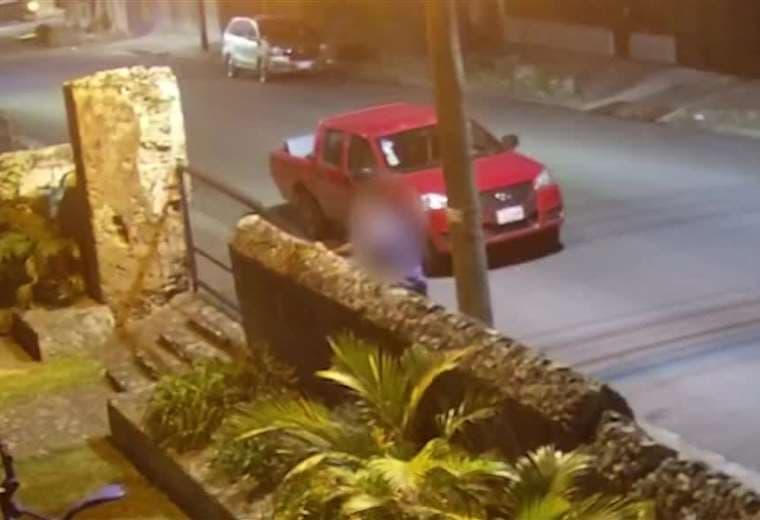 Hombre que vandalizó histórico muro que sobrevivió a terremotos en Cartago quedó grabado