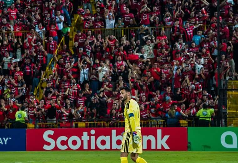 Hugo Lloris sufre el gol de Alajuelense ante LAFC/Crédito: Juan Manuel Quirós