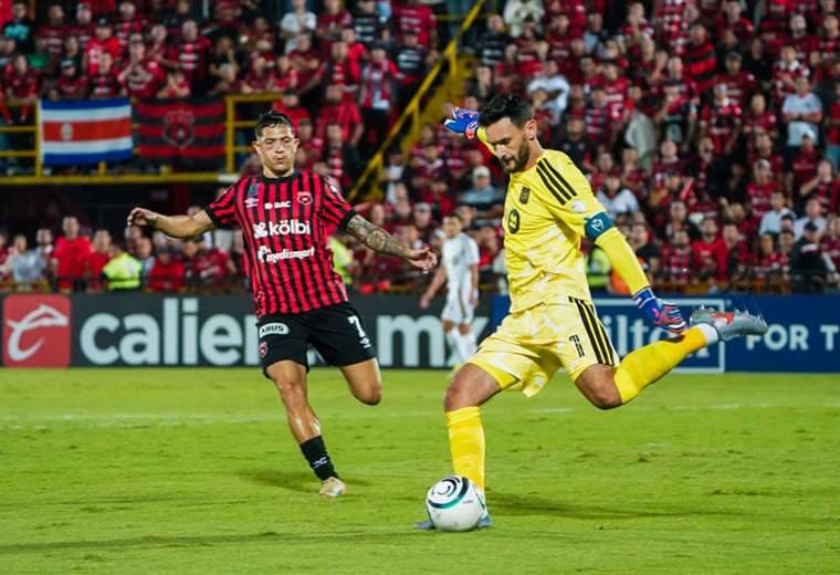 Hugo Lloris sufre el gol de Alajuelense ante LAFC/Crédito: Juan Manuel Quirós