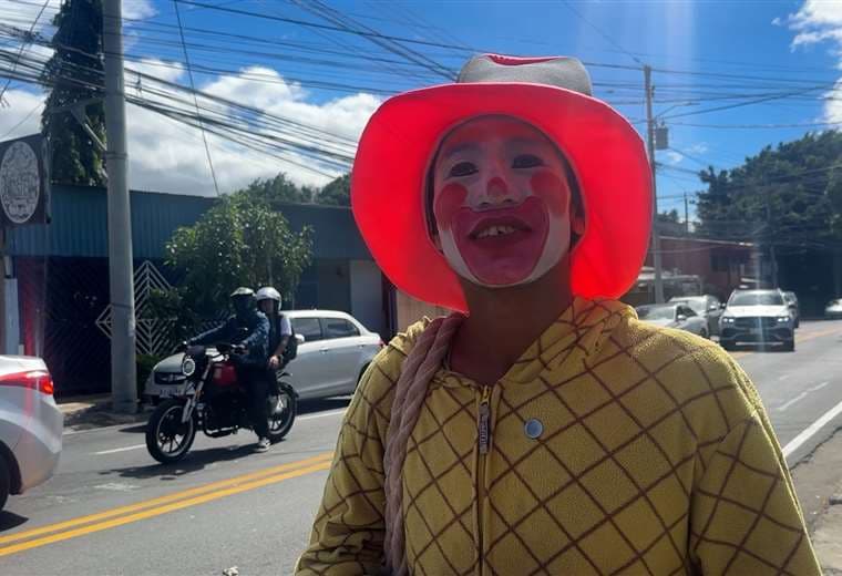 Se para en los semáforos bajo el sol y tiene una regla que transforma cada venta en una sonrisa