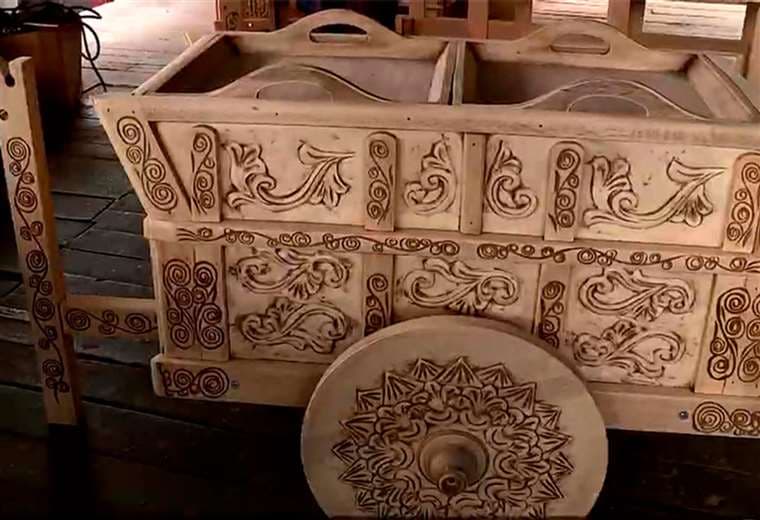 Así se construyen carretas típicas con la fuerza del agua en Sarchí