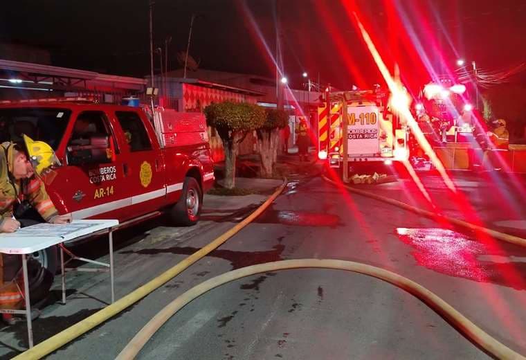 Emergencia en Los Diques: incendio arrasa varias casas