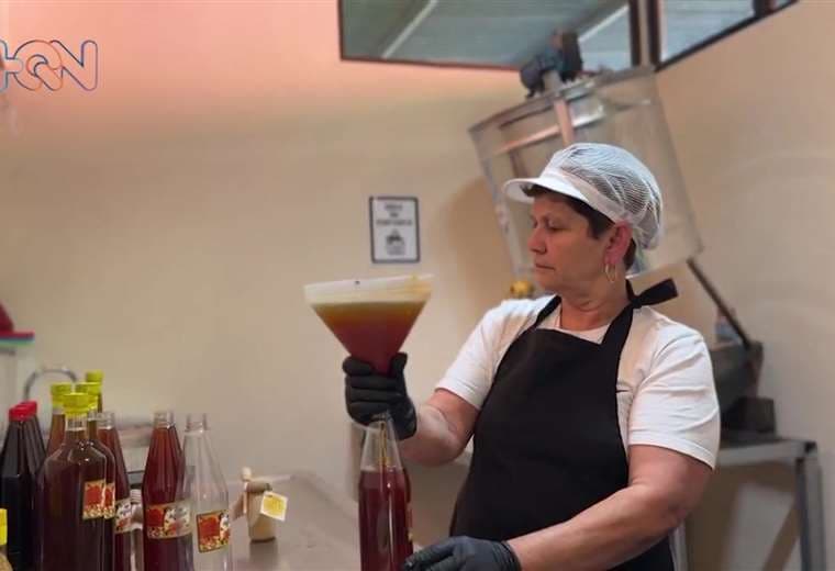 En Acosta una pareja transformó flores y abejas en un negocio que endulza a toda la comunidad