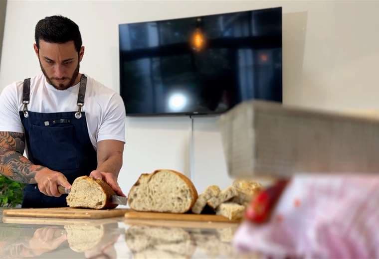 Aprendió en YouTube y hoy vende pan de masa madre que conquista Aserrí