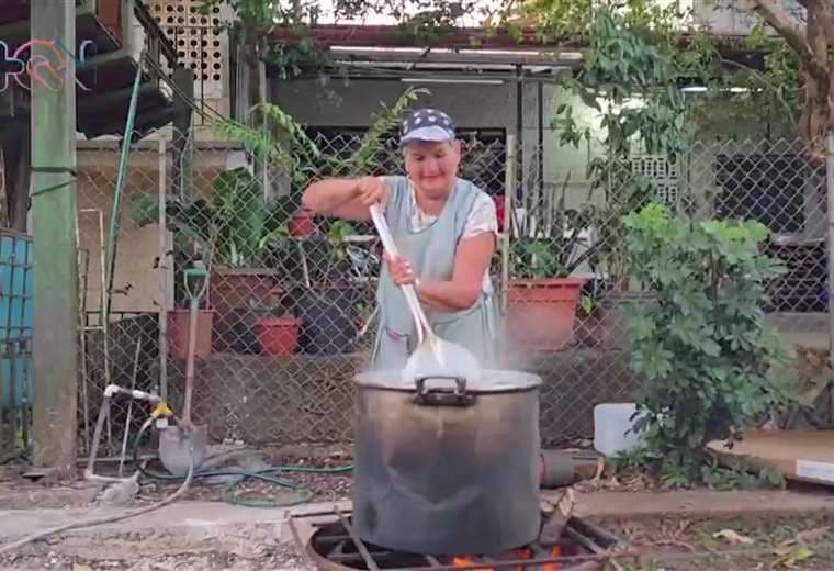 Esta mujer de 71 años no falta a las fiestas patronales y cocina para todo el pueblo