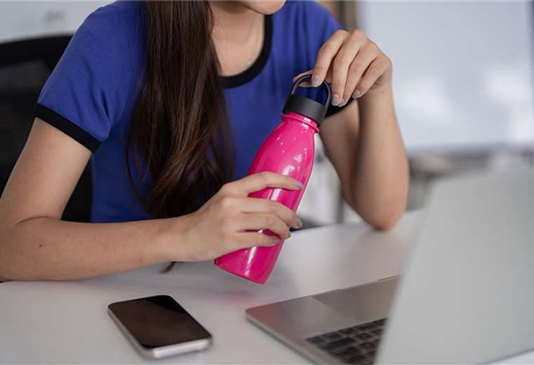 Más bacterias que el fregadero y el plato del perro: el peligro de no lavar su botella