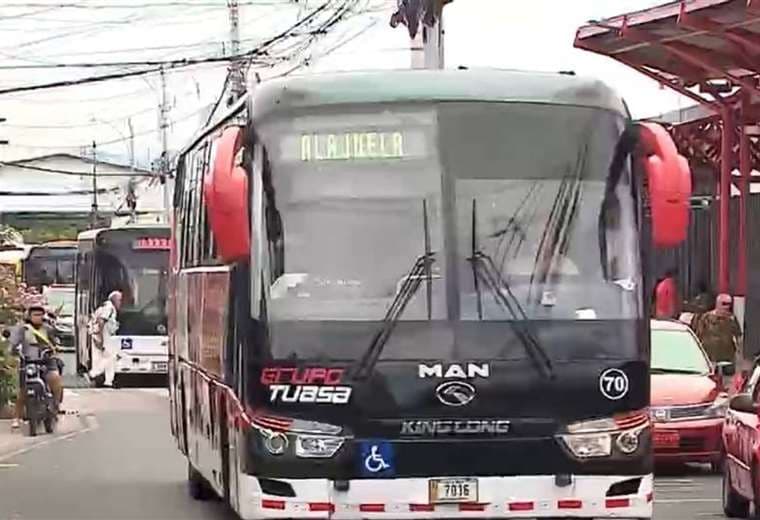 Buses eléctricos llegan a San José y evidencian el contraste con la flota tradicional