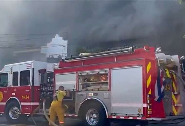 “Aparentemente todo comenzó en unas cañas de bambú”: incendio destruye vivienda y afecta otra en Alajuela
