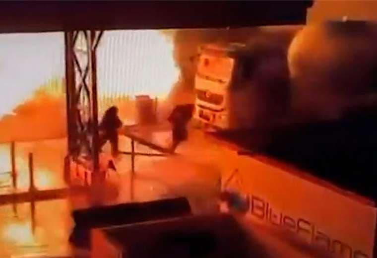 "Hay que tener cabeza fría": Bombero cuenta cómo escapó ileso de explosión en Santa Ana