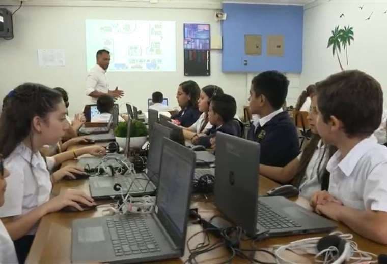 Nueva guía educativa del MEP impulsa uso de inteligencia artificial en las aulas