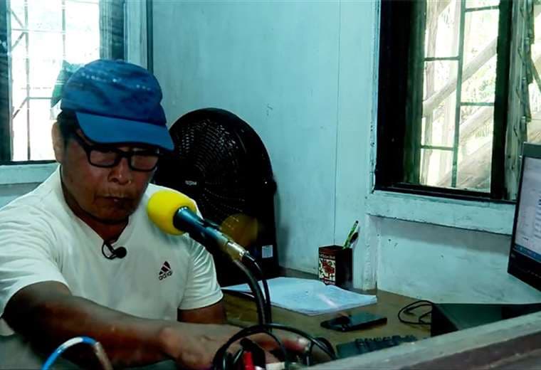 Locutor indígena cumple 35 años al aire en Talamanca con una misión: salvar el idioma bribri