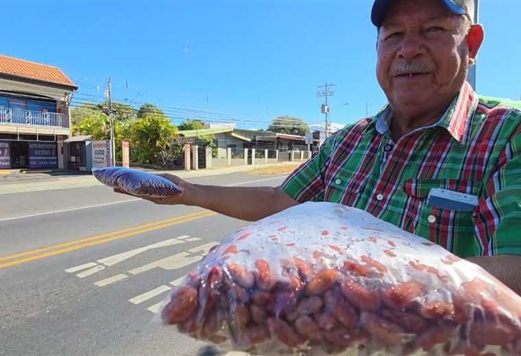 El Manicero de Alajuela que cada mañana convierte su puesto en el lugar más feliz del barrio