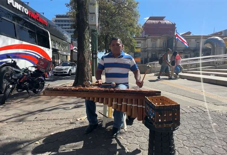 Este nicaragüense reinventó la marimba para llevar su música a cada calle de San José