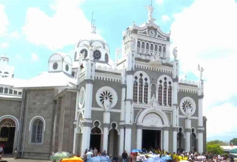 Multitudinaria procesión marca los 100 años de la coronación de la Virgen de los Ángeles