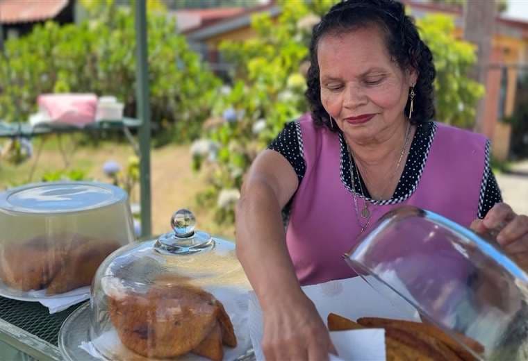 En este puesto de empanadas de Rancho Redondo, la dueña baila, ríe y alegra a quien llega