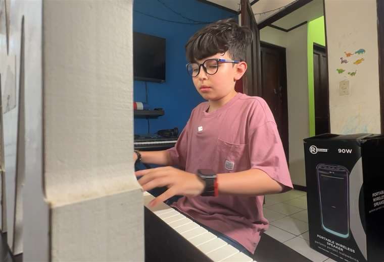 Matías tiene 10 años, toca piano a puro oído y prefiere pintar antes que mirar el celular