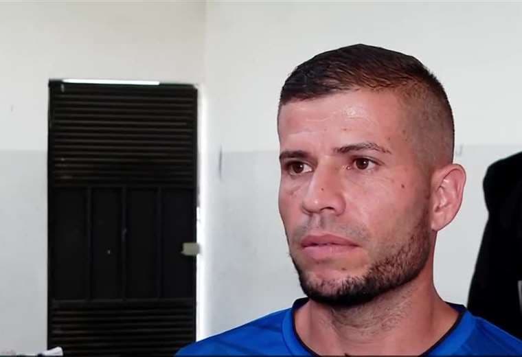 Utilero arriesga su vida para salvar uniformes y balones de bus en llamas en Alajuela