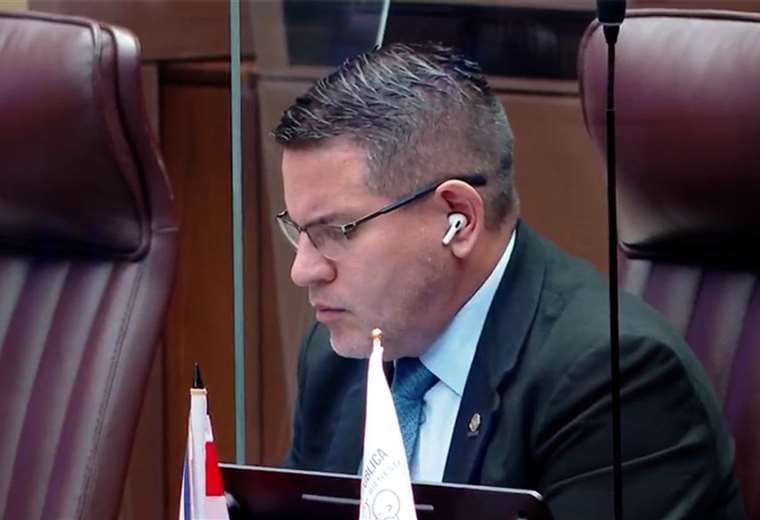 Fabricio Alvarado sale del país, pero niega que busque evadir caso por presunto acoso