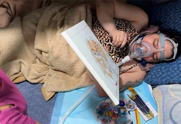 Esta artista de El Pochote pinta desde su cama y demuestra que la enfermedad no define el espíritu