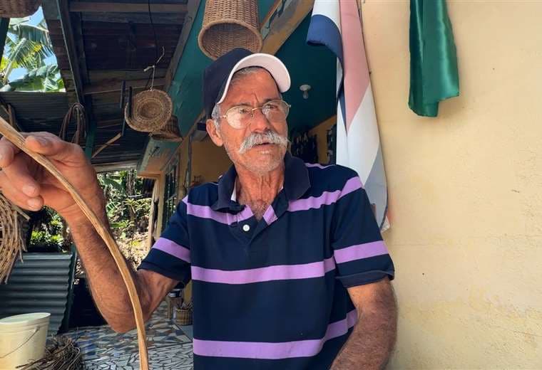 Juan lleva 40 años tejiendo bejuco con manos y pies y su casa entera cuenta su historia