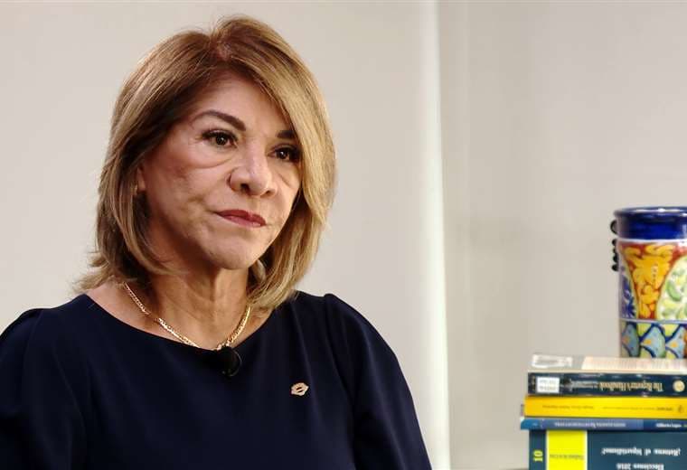 Reunión "hostil": Magistrada dice que Presidencia le quitó celular y le pasó escáner