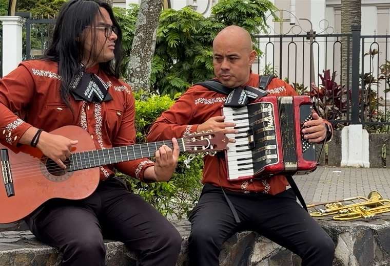 El padre que casi pierde la vista y encontró en sus hijos la música que lo mantiene de pie