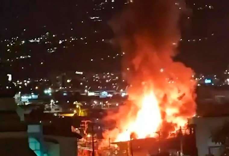 Video: Incendio destruye cinco casas en pleno corazón de San José