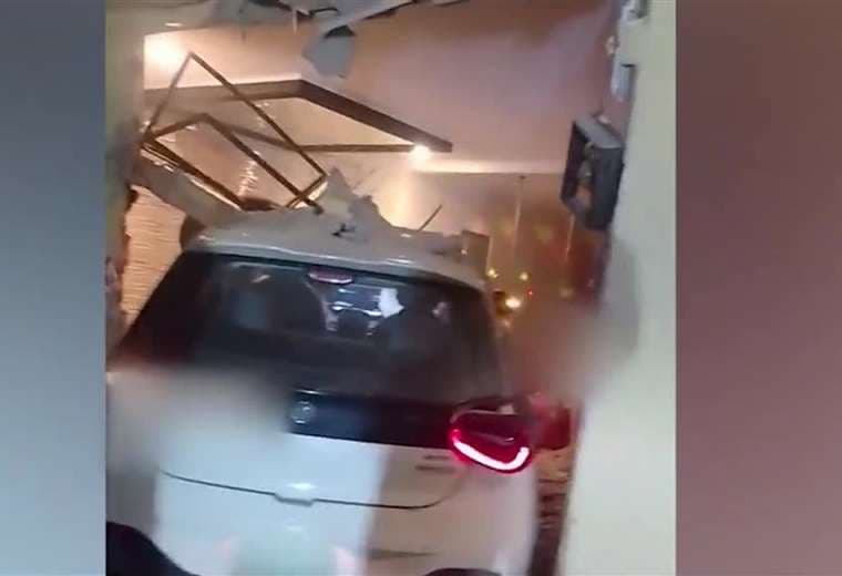Tres personas estaban dentro de habitación de motel cuando carro se estrelló