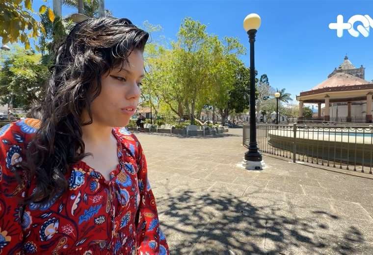 Nació prematura, creció con autismo y hoy hace llorar de emoción a su público