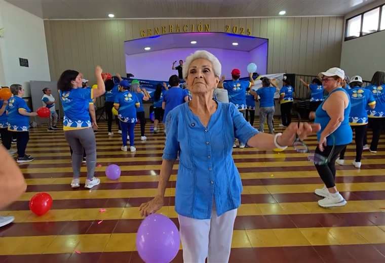 La mujer de 87 años que llega sola a bailar en Coronado y acapara todas las miradas del salón