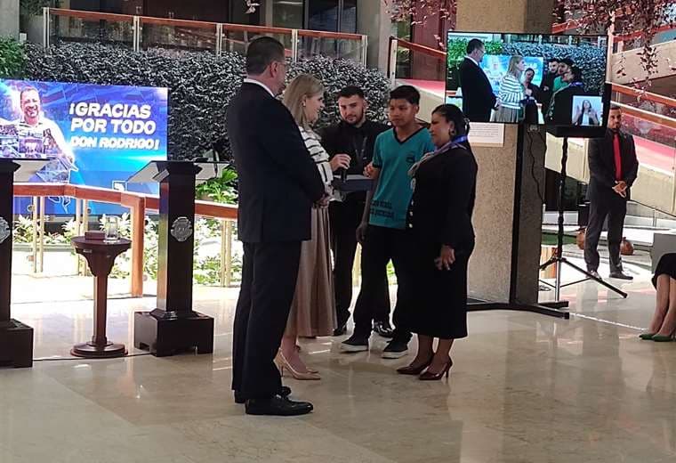 Directora de colegio en Roca Quemada de Alto Chirripó gana premio a docente del año