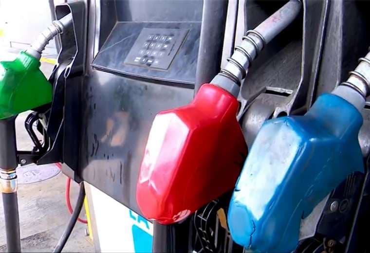 Choferes califican como "golpe al bolsillo" aumento de más de ₡100 en combustibles