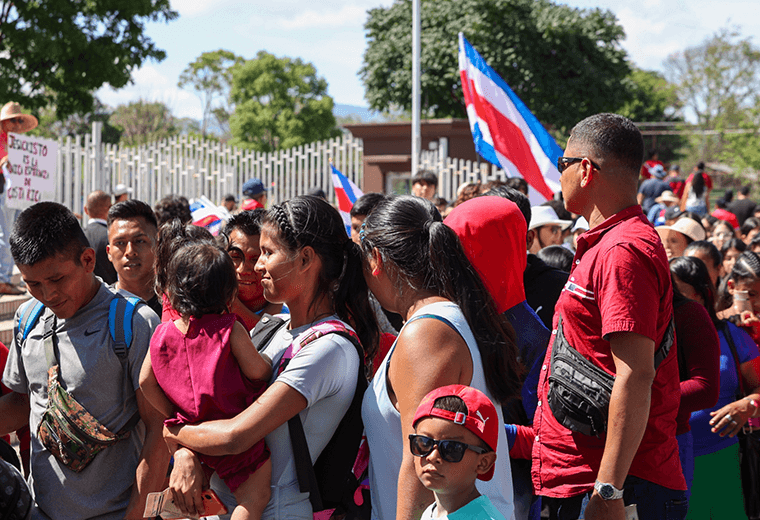 Entre calor, música y expectativa: así se vivió el ambiente posterior al Traspaso de Poderes