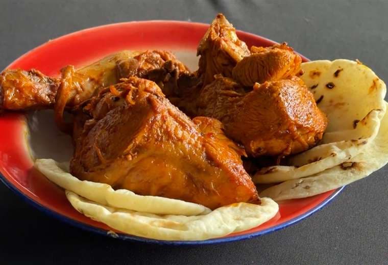 Este párroco de Puriscal financia la restauración de su templo cocinando pollo achiotado al fogón