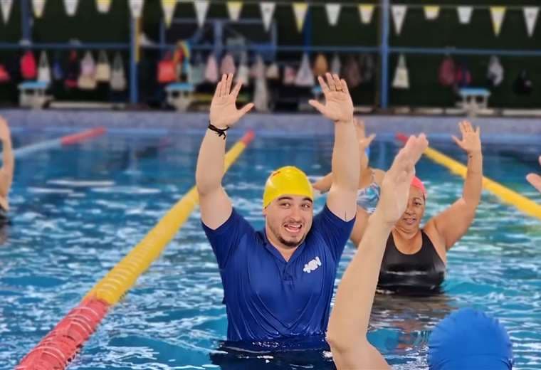 Rubén se sumerge en el aquafitness y descubre que hacer ejercicio puede ser divertido