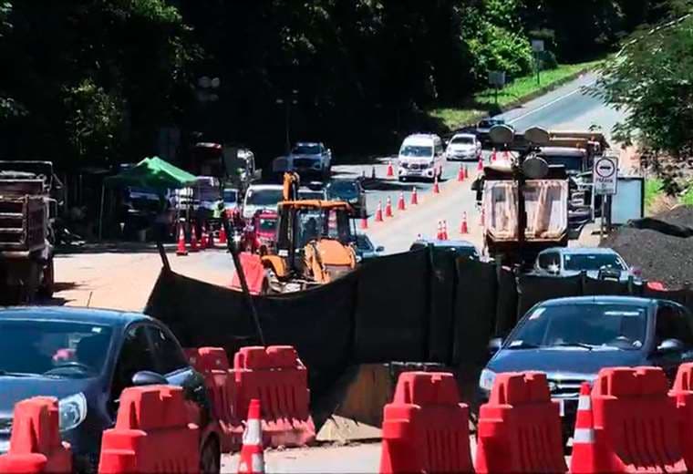 Turismo y transportistas sufren pérdidas por cierre del kilómetro 56 en Ruta 27