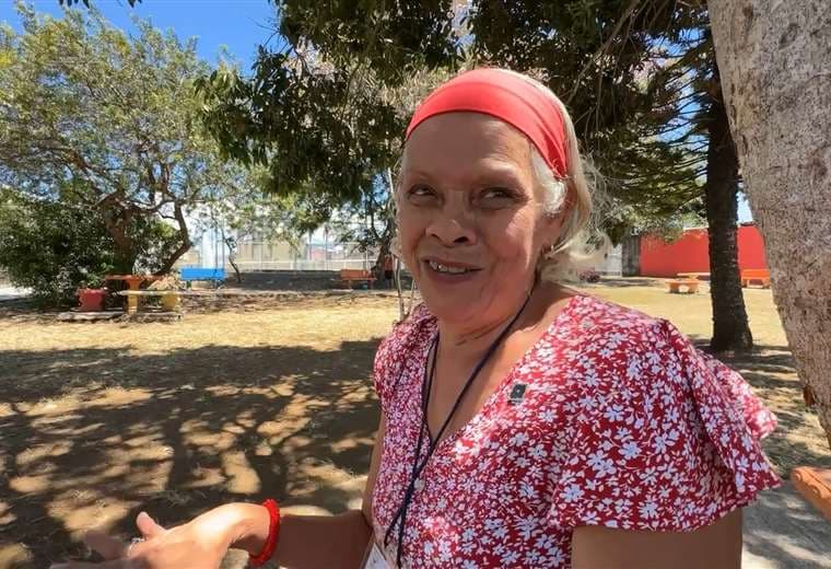 Xenia: la voluntaria que reparte sonrisas y alegría entre los adultos mayores de Heredia