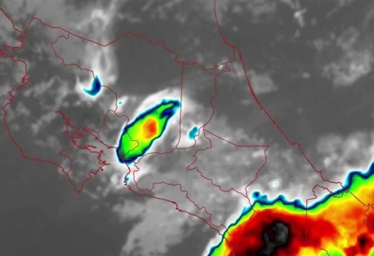 Onda tropical 10 provocará lluvias este domingo, según IMN